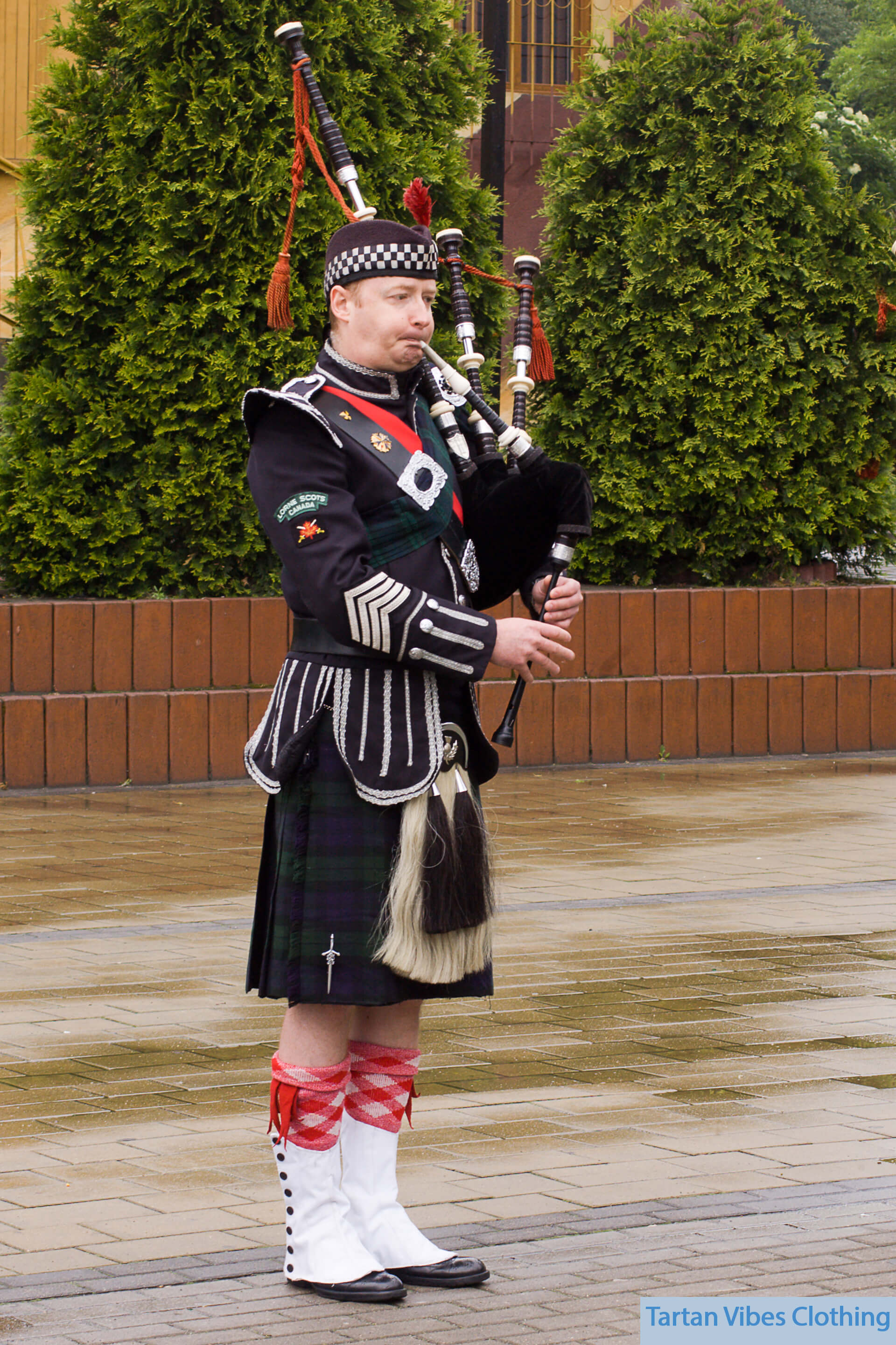 A Tartan Kilt Should Reach the Middle of the Kneecap