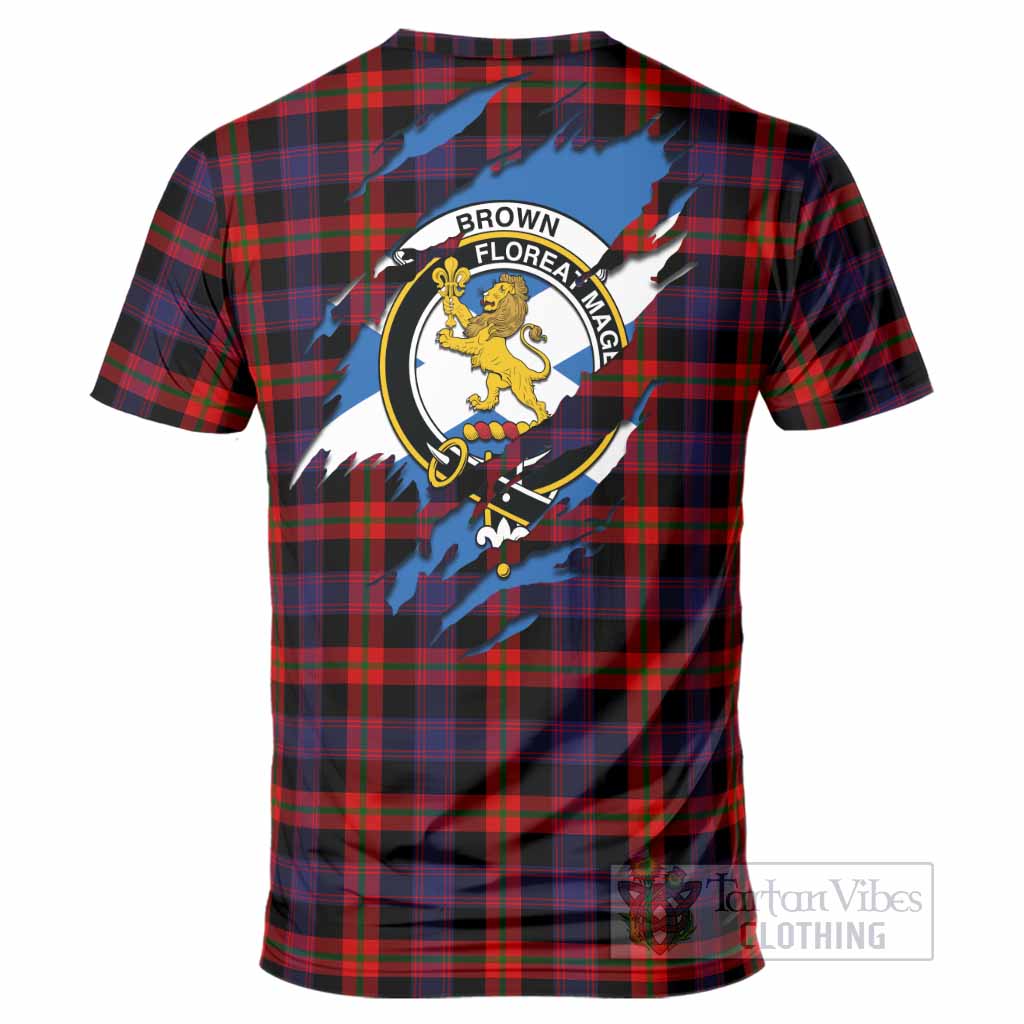 Brown (Broun) Clan Crest In Me Tartan T-Shirt Scotland Flag Style