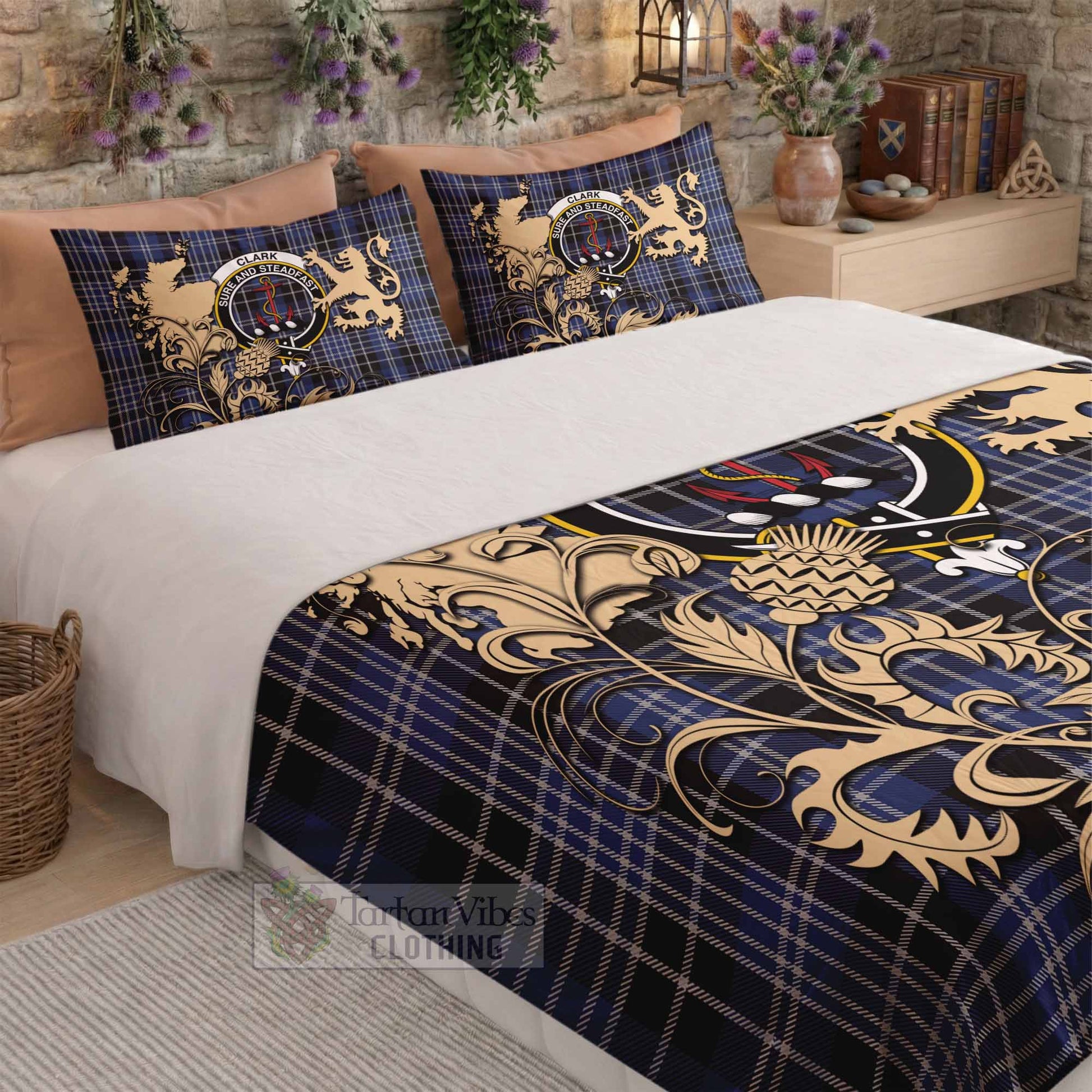Clark (Clarke) Tartan Crest Bedding Set with Scottish Iconic Symbols 