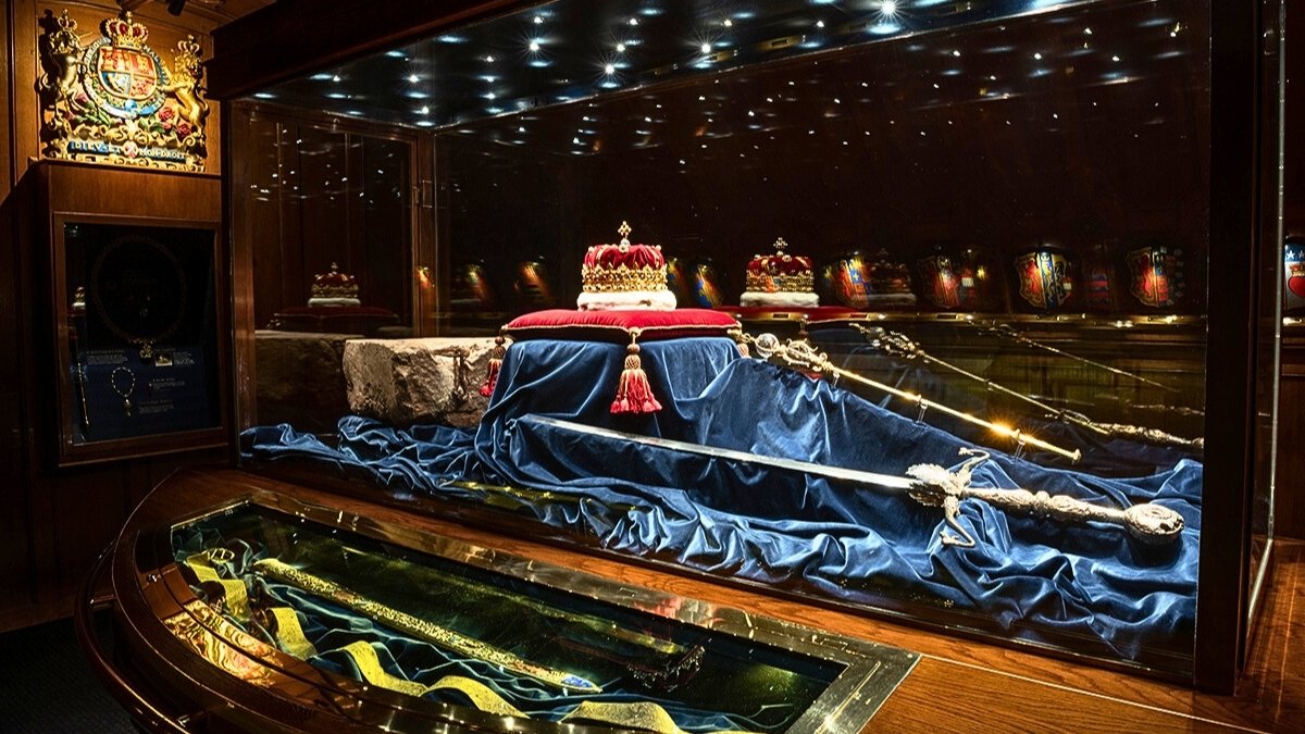 Honours of Scotland crown jewels displayed with sword and sceptre