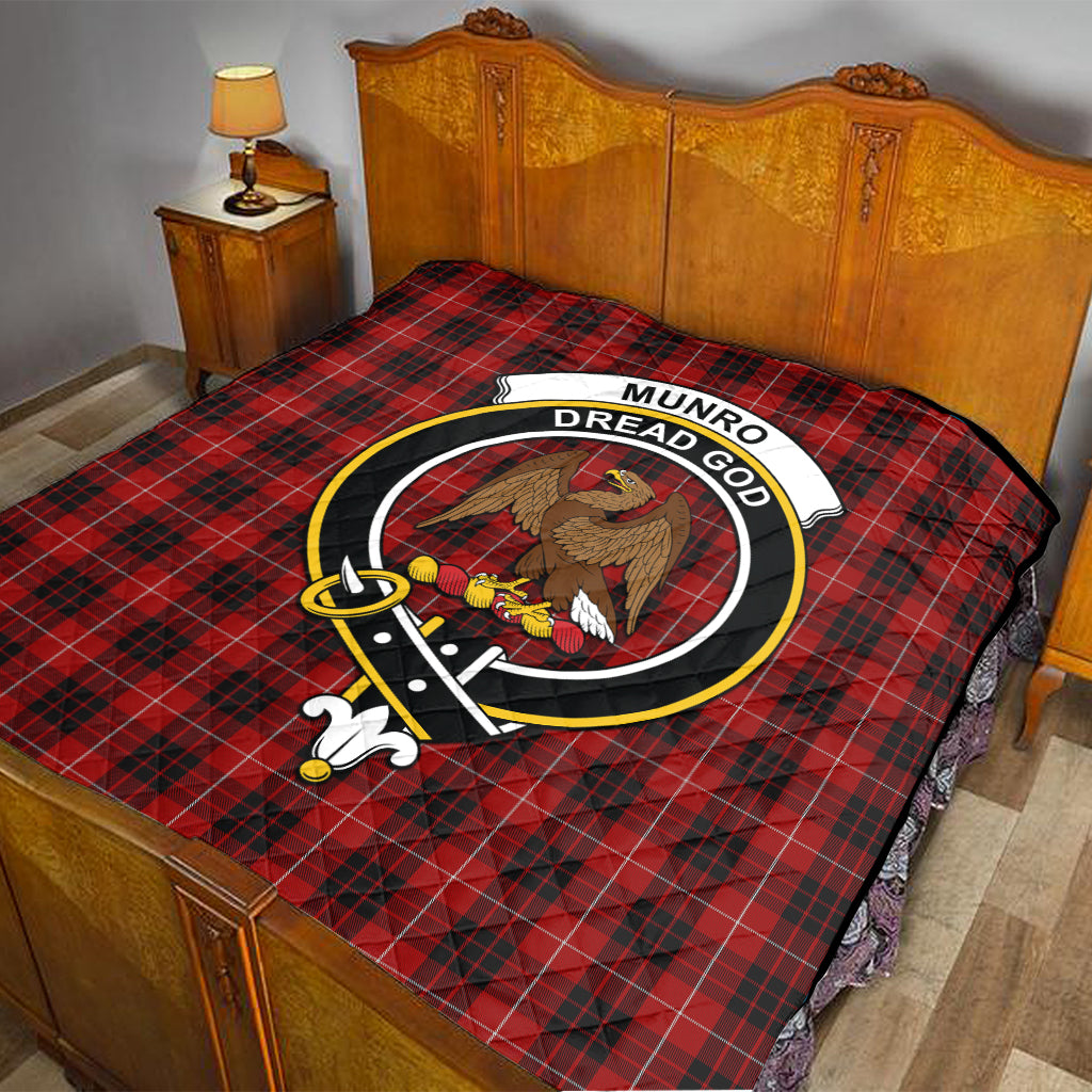 munro-black-and-red-tartan-quilt-with-family-crest