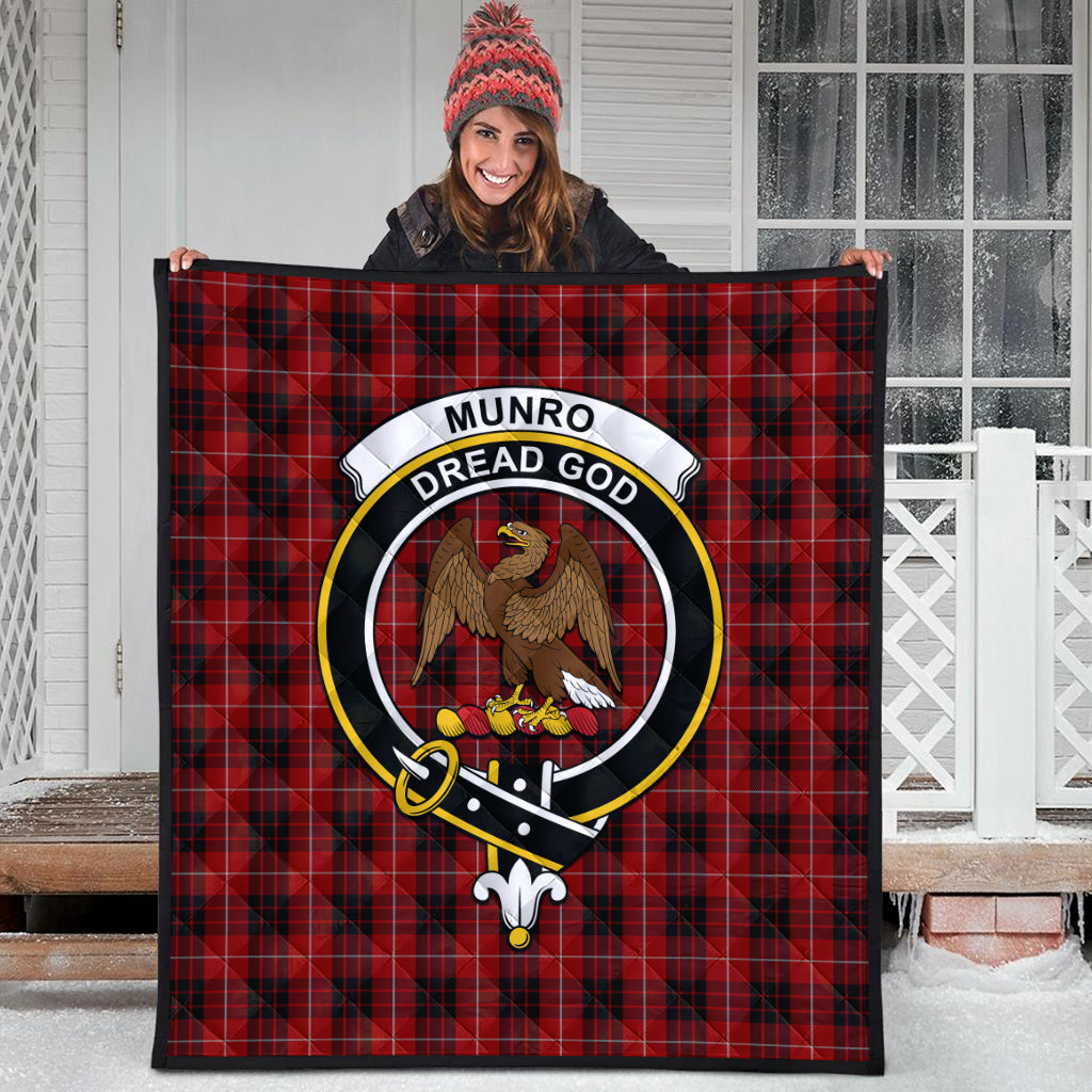 munro-black-and-red-tartan-quilt-with-family-crest