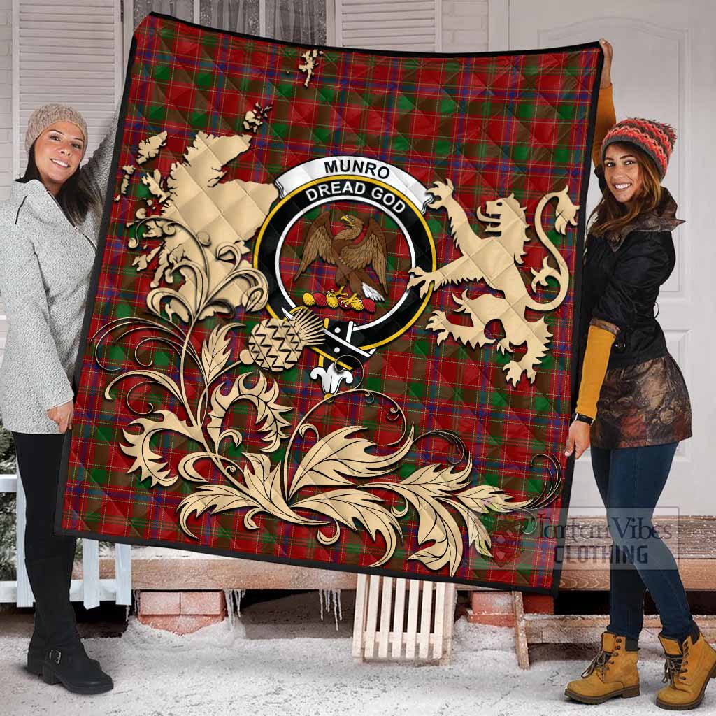 Munro (Monroe) Tartan Crest Premium Quilt with Scottish Iconic Symbols 